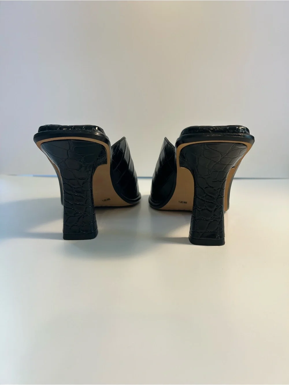 Vince Camuto Mershid Black Glazed Crocodile Pattern Sandals Size 8 EUC